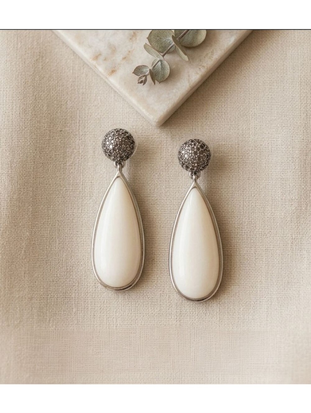🤍EUC WHBM White Stone Dangling Teardrop Earrings